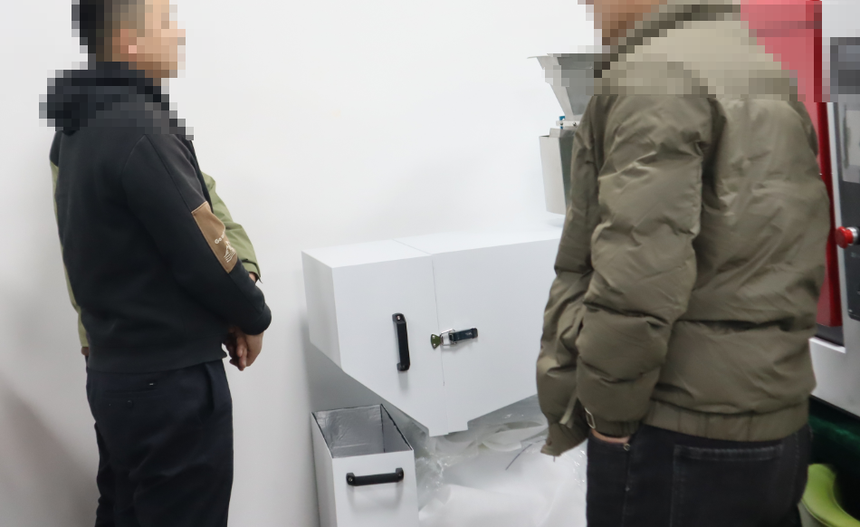 锡某有限公司赴上海理涛考察耐碎石冲击试验机