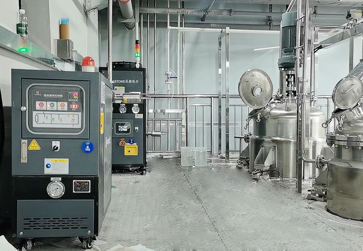 制藥化工高壓反應(yīng)釜的控溫搭檔：油溫控制高低溫一體機(jī)